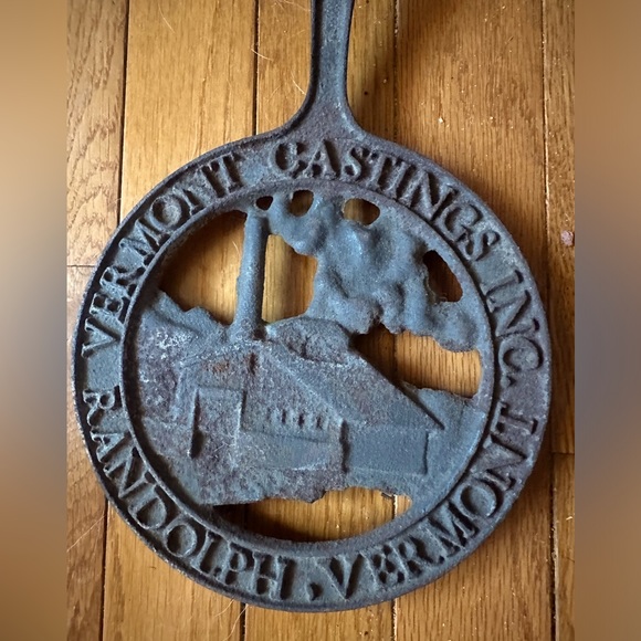 Vermont Castings Randolph VT 1978 Cast Iron Hot Pot Footed Trivet NEEDS REPAINT - Picture 1 of 6